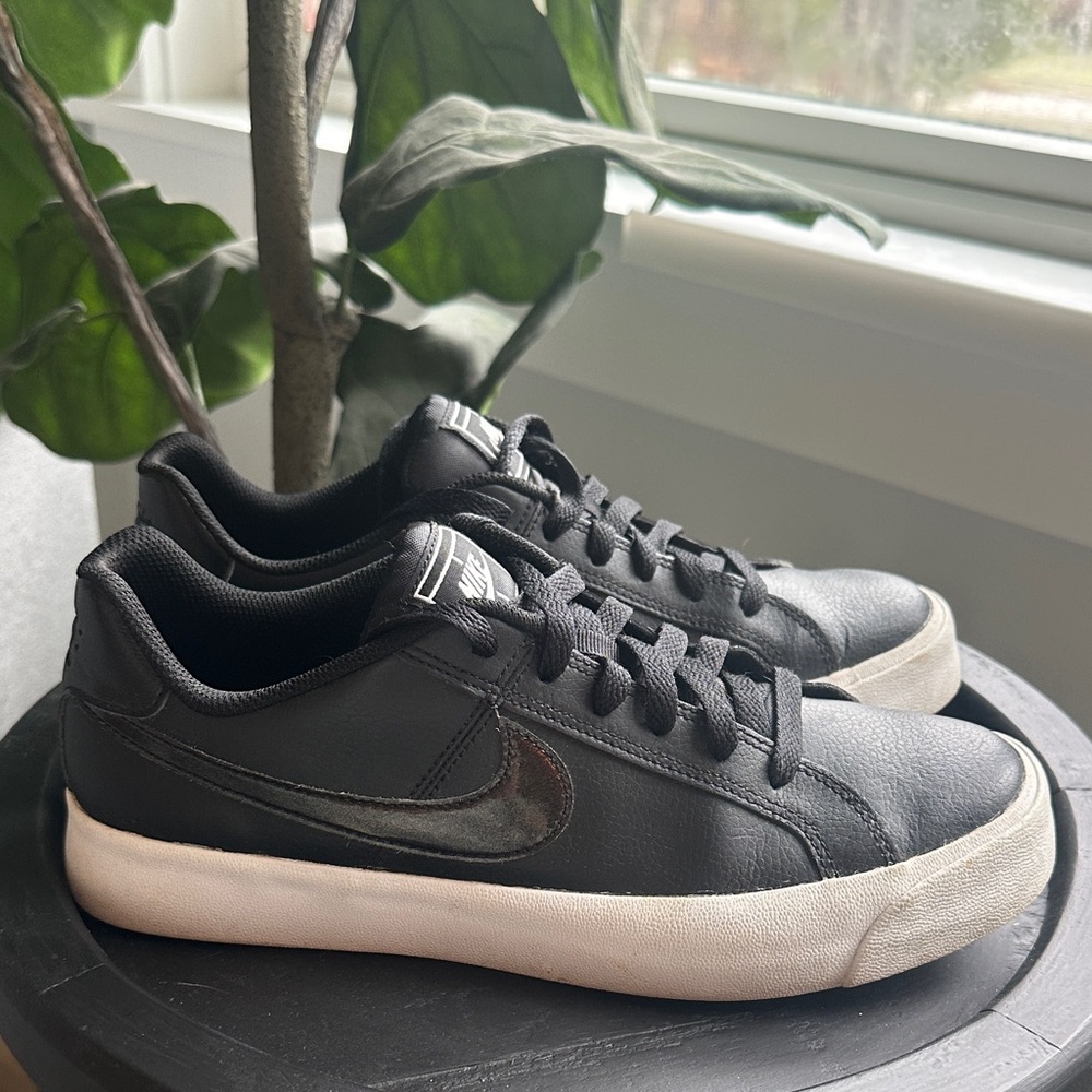 Nike 🖤🤍 Women’s Black Leather Low-Top Sneakers - size 8.5
